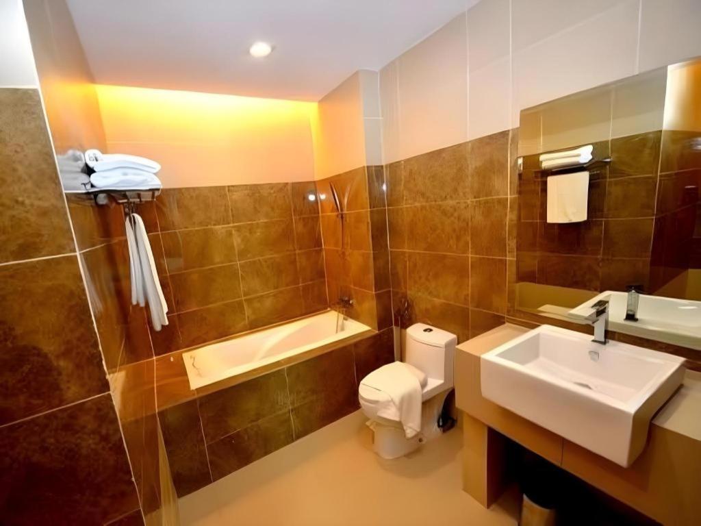 Eminent Hotel Кота-Кинабалу Экстерьер фото