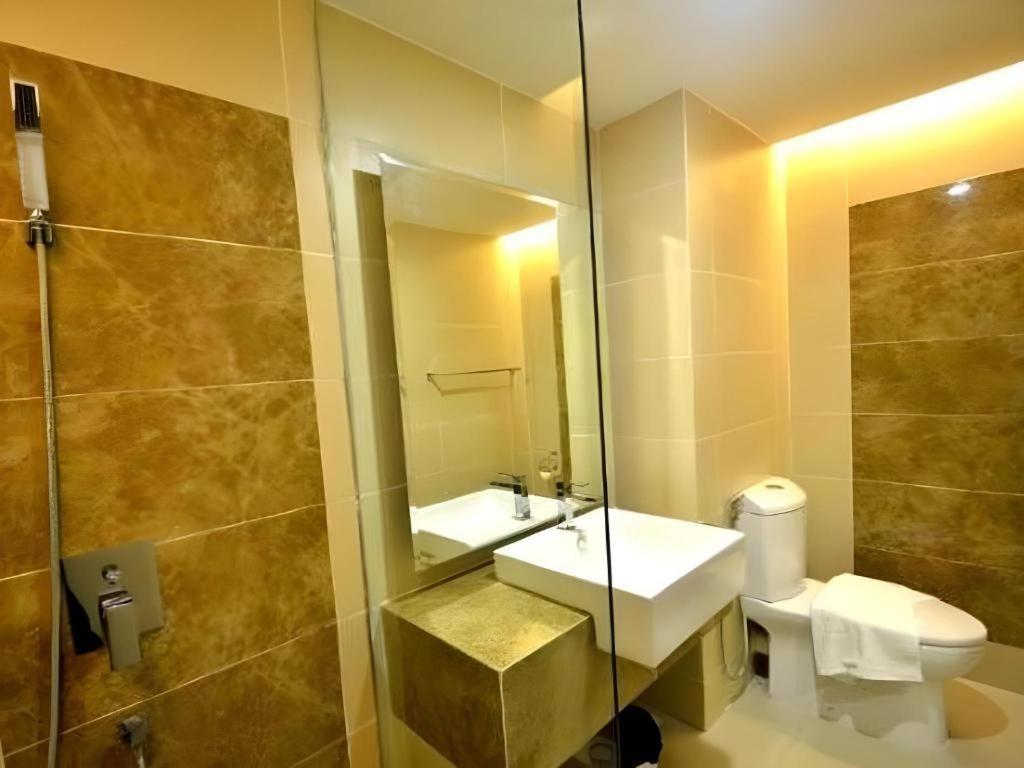 Eminent Hotel Кота-Кинабалу Экстерьер фото