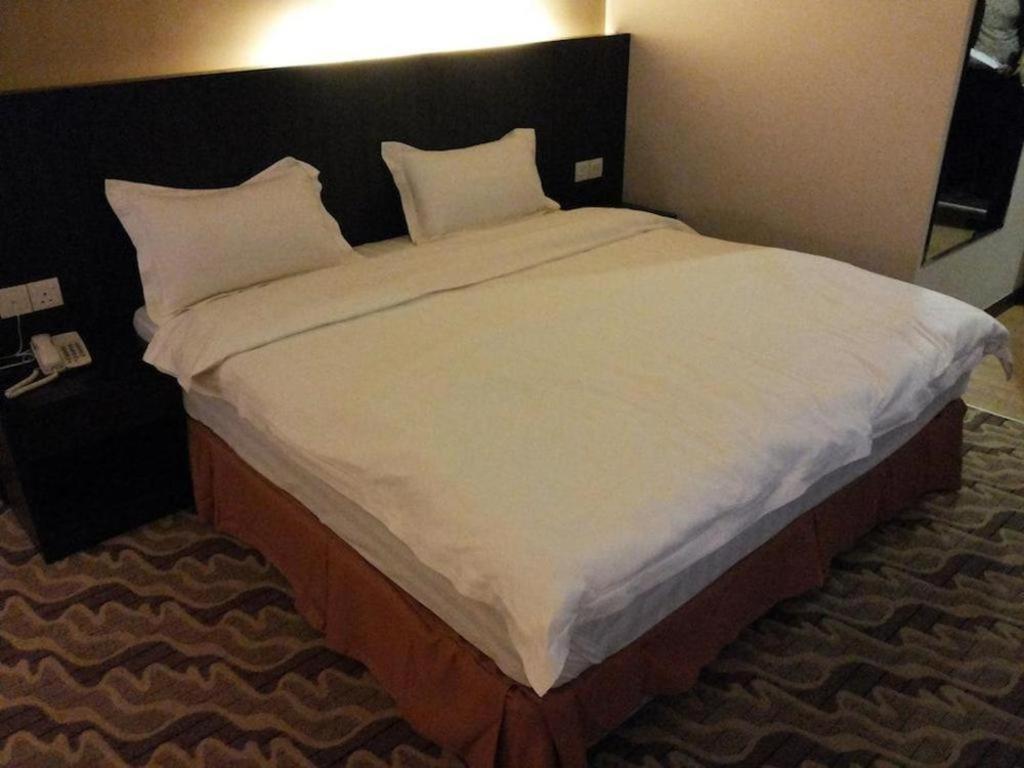 Eminent Hotel Кота-Кинабалу Экстерьер фото
