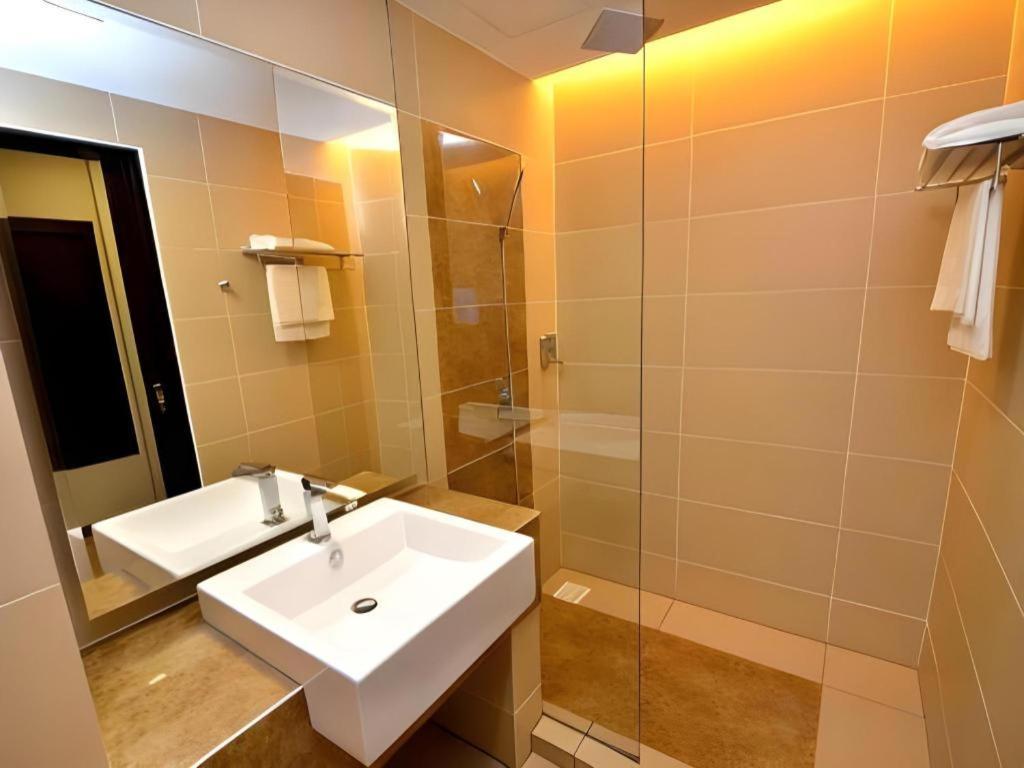 Eminent Hotel Кота-Кинабалу Экстерьер фото