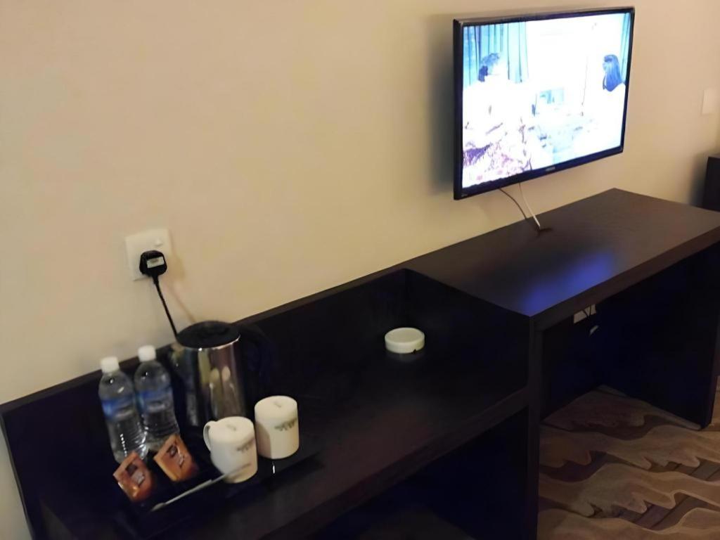 Eminent Hotel Кота-Кинабалу Экстерьер фото