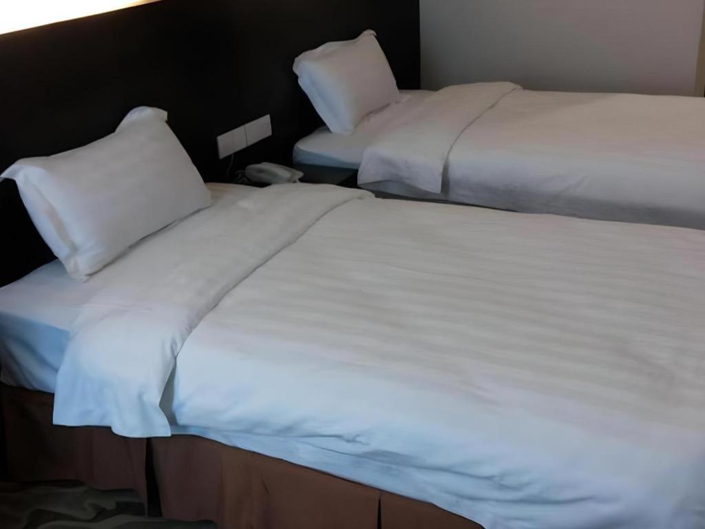 Eminent Hotel Кота-Кинабалу Экстерьер фото