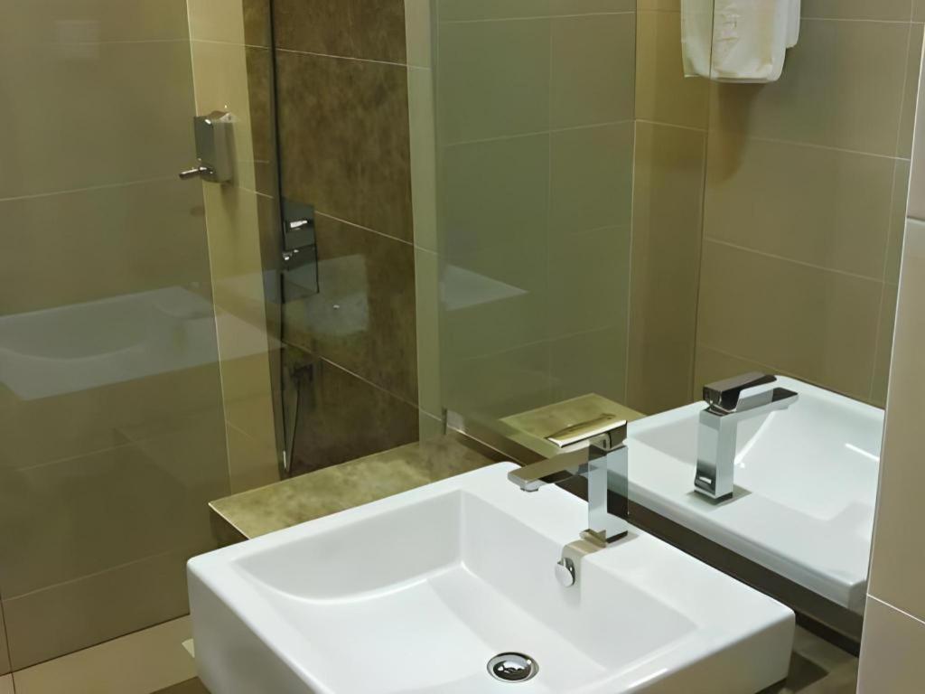 Eminent Hotel Кота-Кинабалу Экстерьер фото