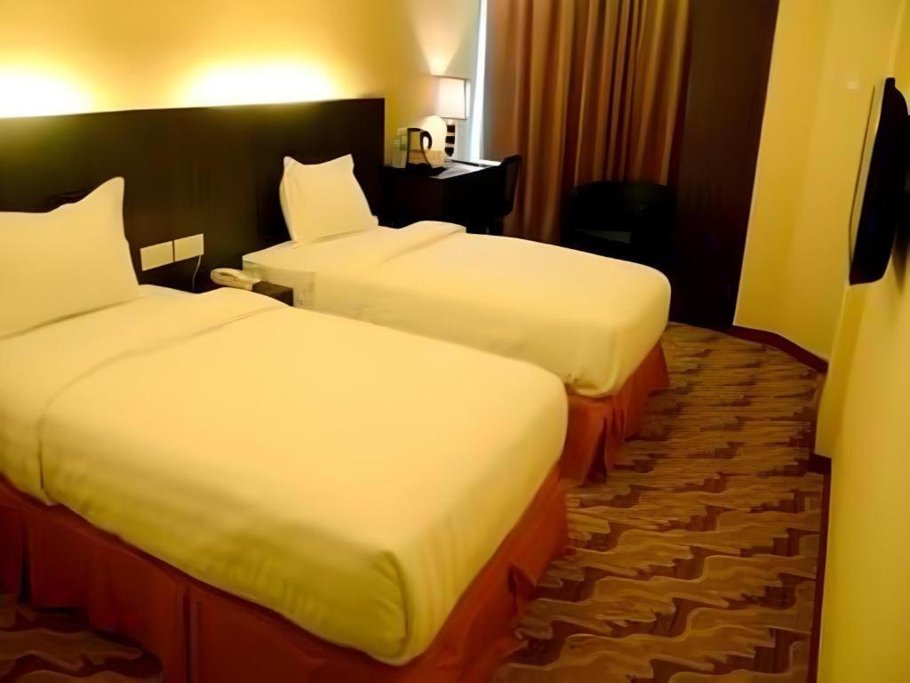 Eminent Hotel Кота-Кинабалу Экстерьер фото