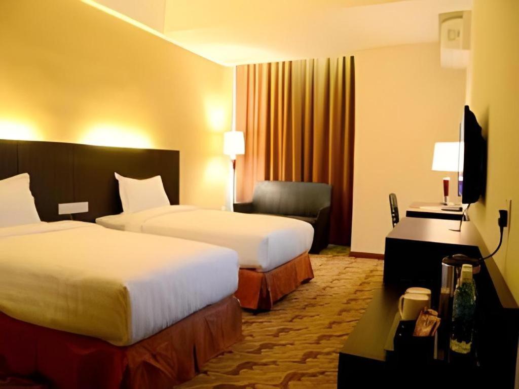 Eminent Hotel Кота-Кинабалу Экстерьер фото