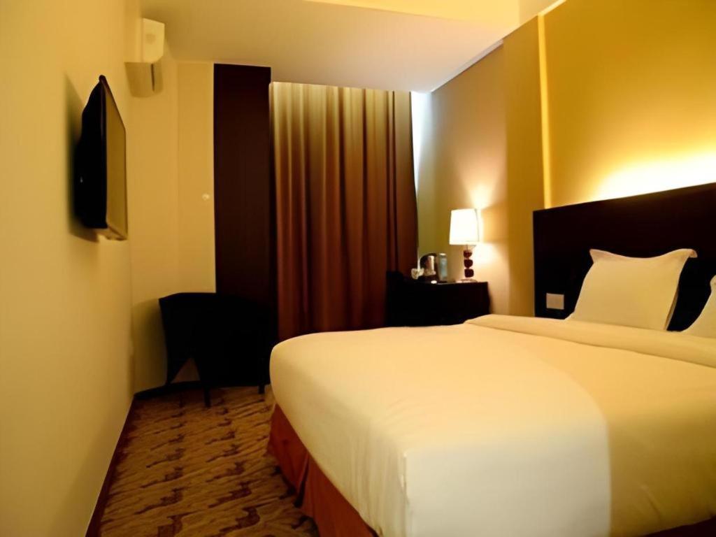 Eminent Hotel Кота-Кинабалу Экстерьер фото