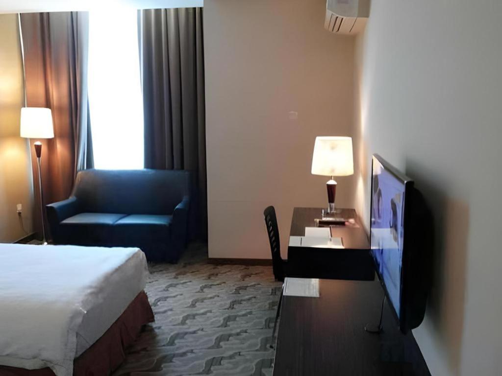 Eminent Hotel Кота-Кинабалу Экстерьер фото