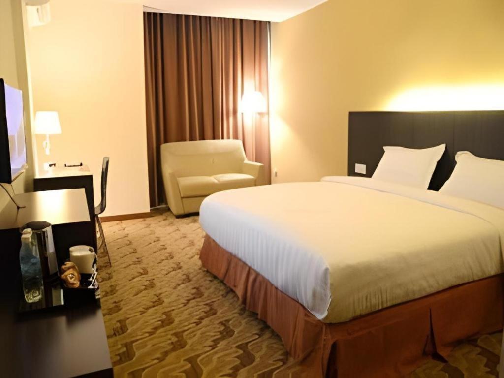 Eminent Hotel Кота-Кинабалу Экстерьер фото